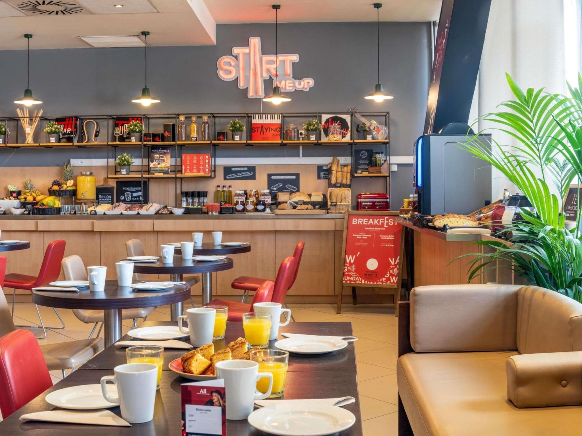 Ibis Barcelona Meridiana — Photos 1
